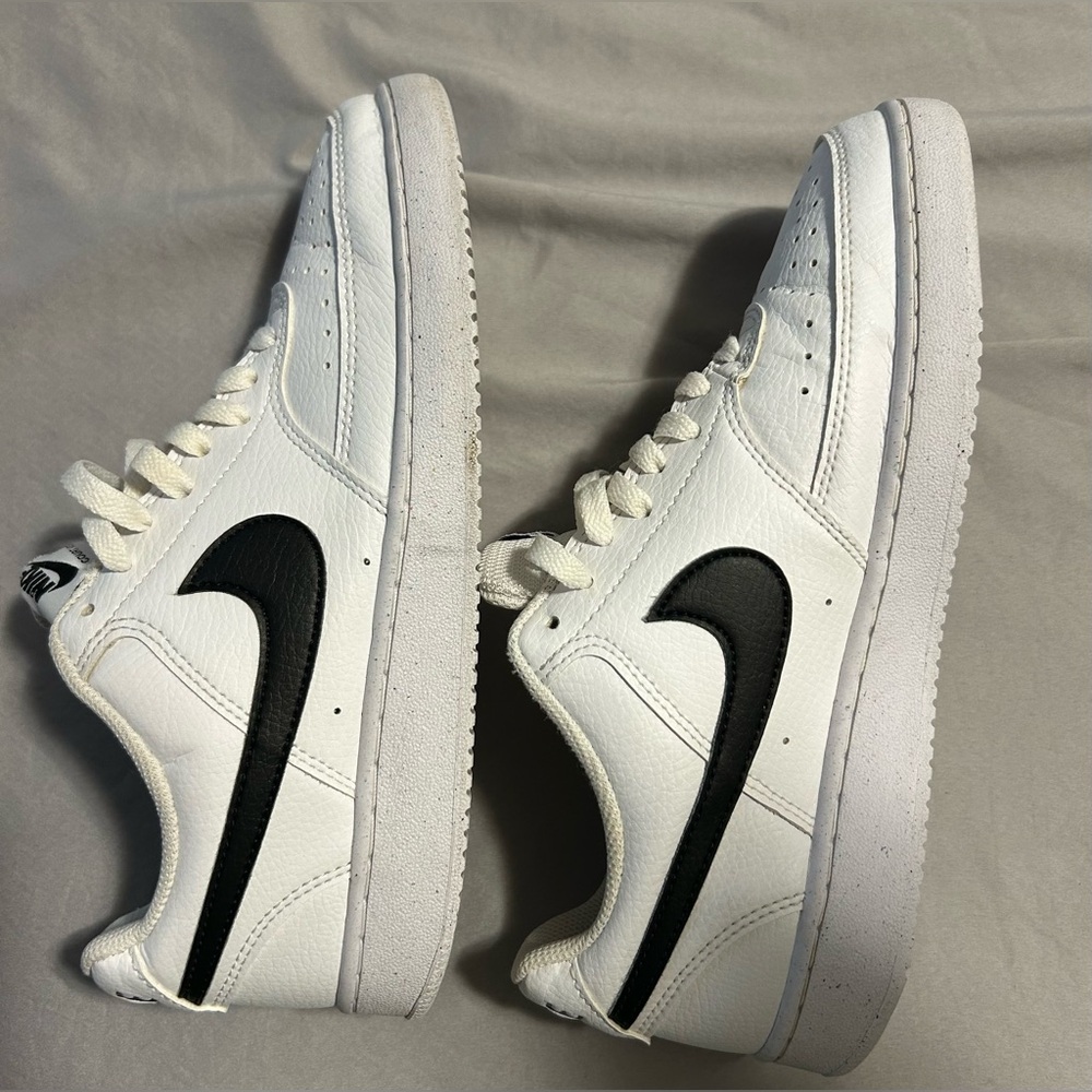 Nike White Low-Top Sneakers with Black Swoosh- size 8.5